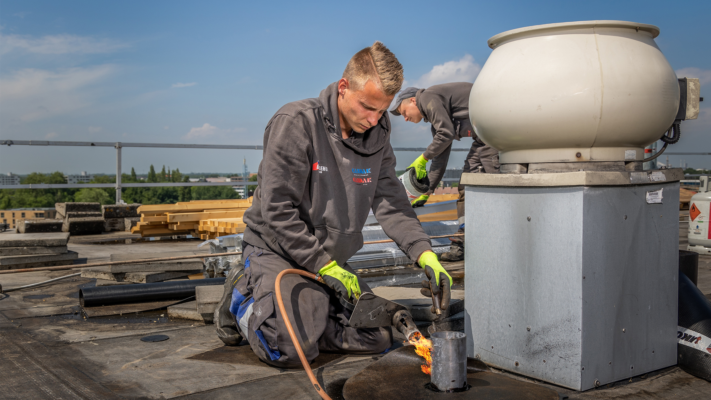 Mushakli sportchi va qiz onlayn porno tomosha qilmoqda